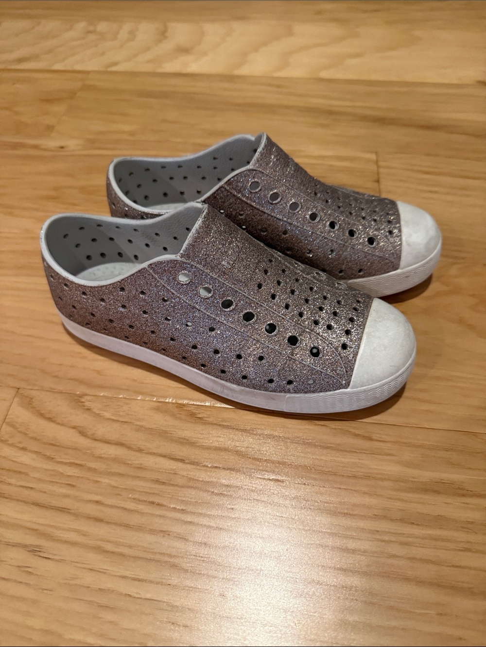 Native kids Glitter Slip-On Sneakers in silver
